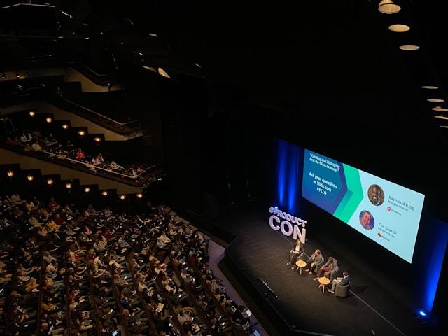 Eine Podiumsdiskussion auf einer Konferenz