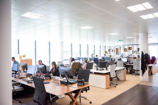 Team diskutiert Ideen in einem modernen Büro